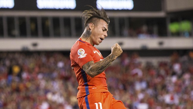 Eduardo Vargas bermain gemilang dan mencetak dua gol untuk memastikan satu tempat untuk Chile di partai perempat final Copa America.