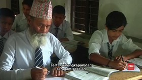 Pria 68 Tahun Jadi Murid Tertua di Nepal