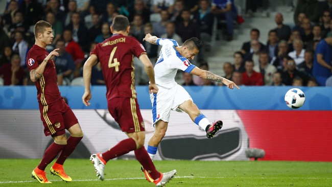 Gol Slovakia dicetak oleh Vladimir Weiss dan Marek Hamsik pada babak pertama. Gol tersebut tercipta melalui skema serangan balik dan servis bola mati.