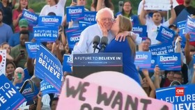 Clinton dan Sanders Adakan Pertemuan Tertutup