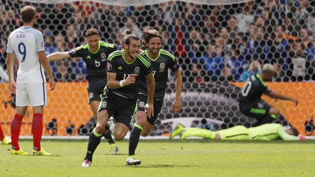 Bintang Wales, Gareth Bale menolak disebut mengikuti teknik tendangan bebas Cristiano Ronaldo dalam proses dua gol yang dicetaknya.