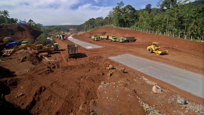 KENDALA PROYEK TOL BAWEN-SALATIGA Operator mengoperasikan alat berat pada pembangunan ruas Tol Bawen-Salatiga di Tuntang, Kabupaten Semarang, Jawa Tengah, Kamis (16/6). Pengerjaan pembangunan tol sepanjang 17,5 kilometer tersebut saat ini masih mencapai 48,3 persen dari target 60 persen sepekan jelang Lebaran 2016 karena terhambat faktor cuaca dengan curah hujan tinggi dan adanya empat titik ruas yang belum tersambung. ANTARA FOTO/Aditya Pradana Putra/aww/16.
