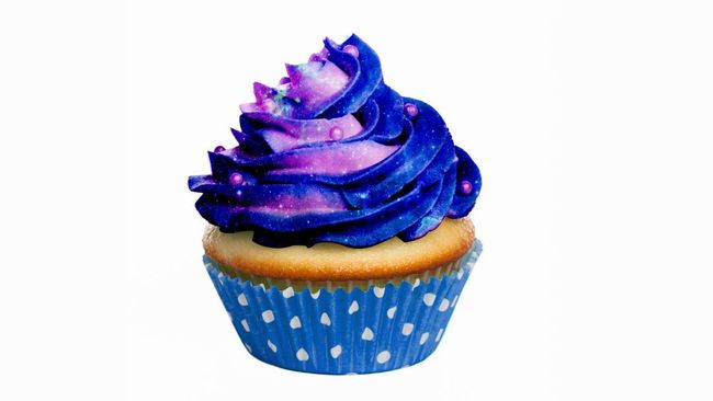 Bila beberapa tahun terakhir dunia kuliner dihiasi makanan warna-warni alias pelangi, sekarang ini yang tengah populer adalah makanan galaksi.