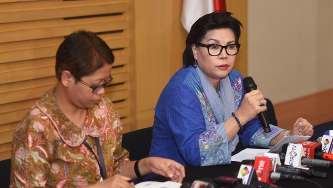 Wali Kota nonaktif Cimahi Atty Suharti bersama suaminya, M Itoch Tochija diduga menerima suap dari dua pengusaha yang sudah dijadikan tersangka.