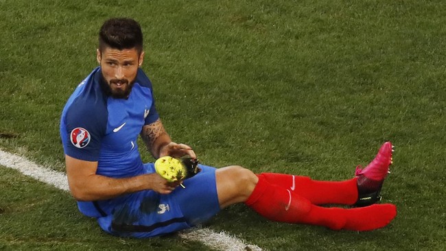 Perancis memastikan diri sebagai tim pertama yang lolos ke babak 16 besar Piala Eropa. Namun, lini depan Les Bleus masih meragukan.