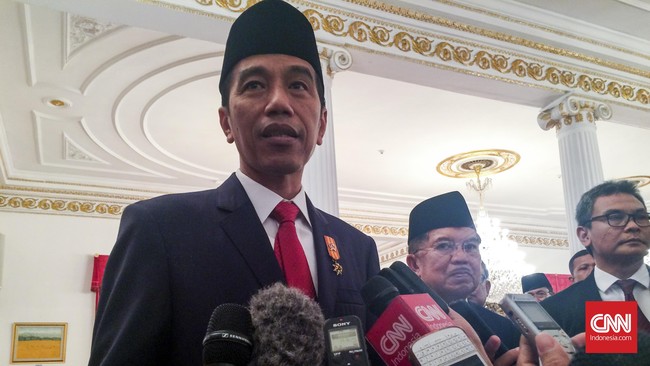 Presiden Indonesia Joko Widodo secara mendadak pergi meninggalkan Istana Kepresidenan untuk mengunjungi kediaman mendiang Ketua KPU Husni Kamil Manik. 