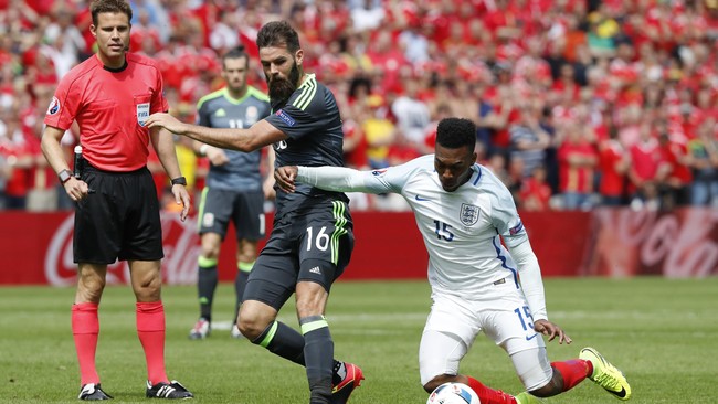 Gelandang Wales, Joe Ledley harus menunda rencana pernikahan lantaran Wales masih bertahan di babak semifinal Piala Eropa 2016.