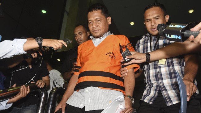 Berdasarkan dakwaan KPK, uang suap dan gratifikasi yang diterima eks panitera PN Jakut Rohadi mencapai belasan miliaran rupiah.