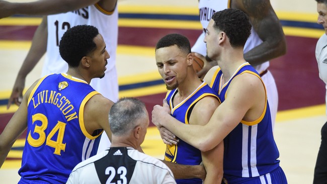 Stephen Curry diusir wasit di kuarter terakhir. Bintang Warriors itu memprotes keputusan wasit dan melempar pelindung gigi ke arah fan Cavaliers.