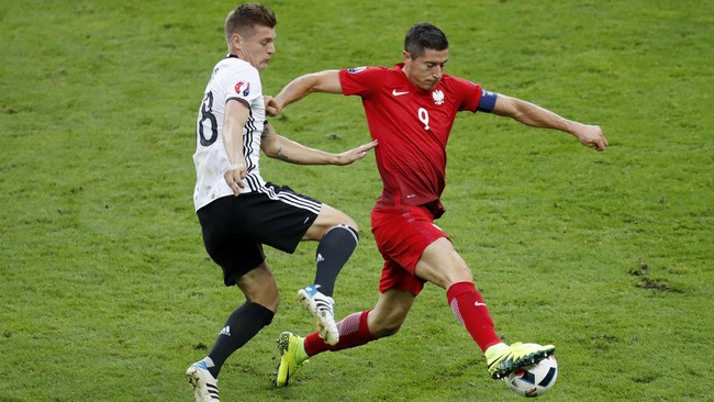 Robert Lewandowski melepaskan empat percobaan ke gawang lawan dalam dua pertandingan. Dua di antara tidak tepat sasaran, dan dua lainnya diblok bek lawan.