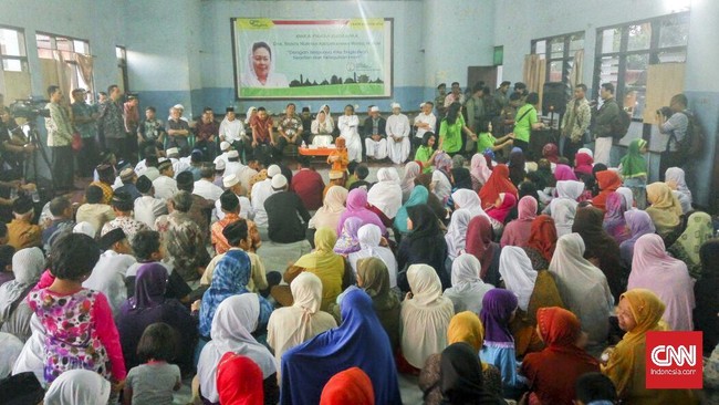 Meski ditolak sejumlah ormas, acara yang dihadiri istri Gus Dur, Sinta Nuriyah, itu tetap berjalan dengan pengalawan polisi dan anggota Banser NU.