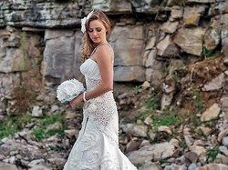 Pakai Gaun Renda Transparan di Pernikahan, Pengantin Wanita Dikritik Seram