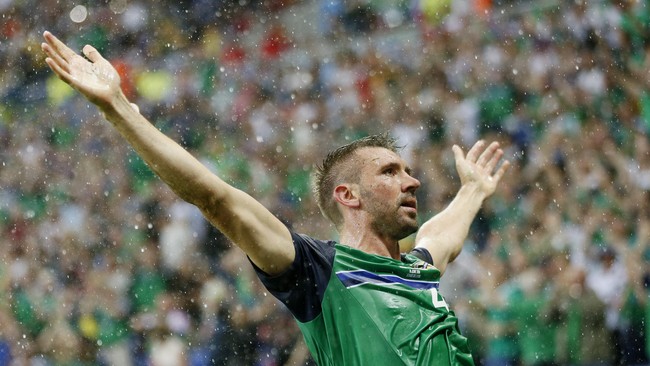 Laga sempat diganggu oleh hujan es yang sangat deras beberapa saat usai gol yang diciptakan bek Irlandia Utara, Gareth McCauley, pada menit ke-49.