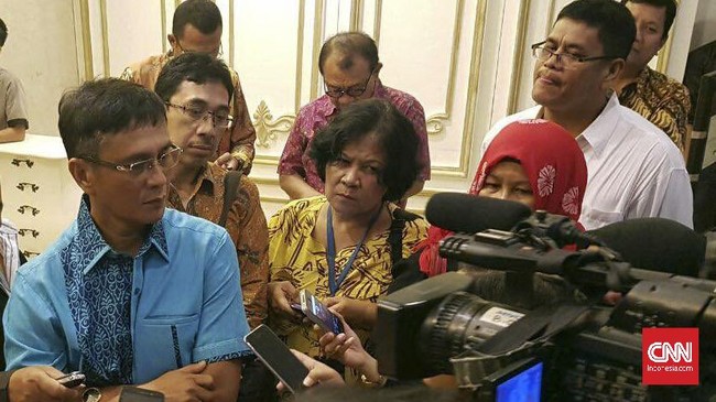 Kritik OJK: kebijakan AIG yang menetapkan strategi bisnis di kantor pusatnya, tidak menyesuaikan dengan kebutuhan asuransi masyarakat Indonesia.