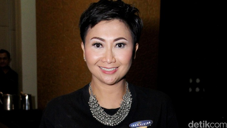 Agar lebih dekat dengan anaknya, Indy Barends memutuskan tak lagi jadi penyiar radio.