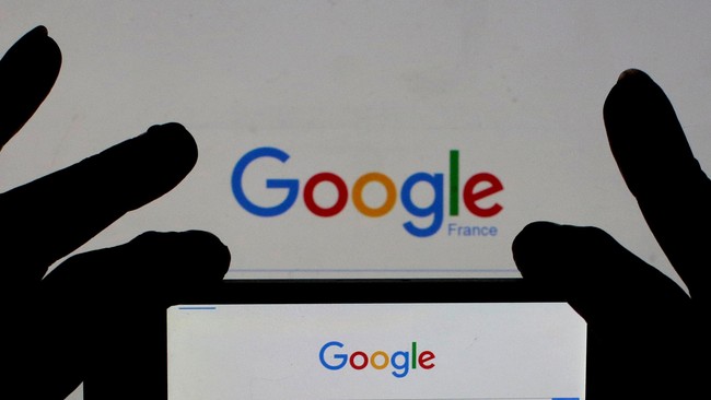 Google dilaporkan sedang bersiap merancang dan memproduksi ponsel pintar secara mandiri, baik dari sisi peranti lunak maupuan peranti keras.