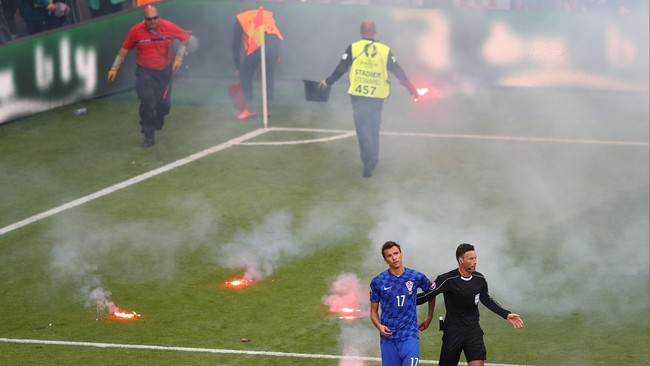 UEFA akhirnya menjatuhkan sanksi hingga 100 ribu euro kepada federasi sepak bola Kroasia akibat ulah suporter timnas negara itu membakar suar kala melawan Ceko.