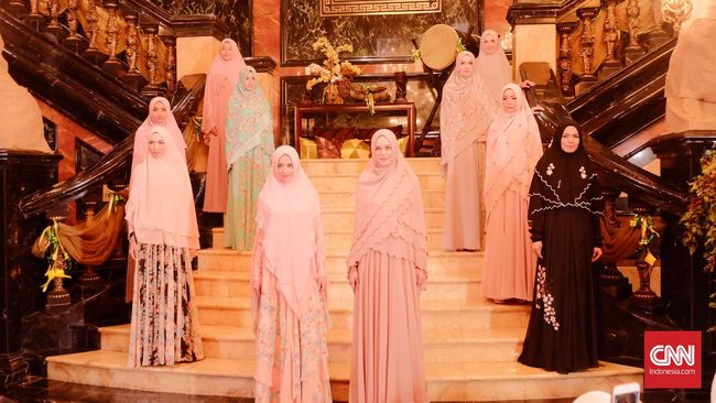 Untuk Ramadan dan Lebaran kali ini, Si.Se.Sa besutan Merry Pramono menghadirkan koleksi busana muslim bergaya syar'i yang penuh bunga.