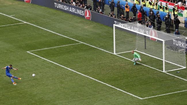 Gol penalti Gylfi Sigurdsson membawa Islandia unggul 1-0 atas Hungaria di babak pertama yang dimainkan Stade Velodrome, Marseille, Sabtu (18/6) malam WIB.
