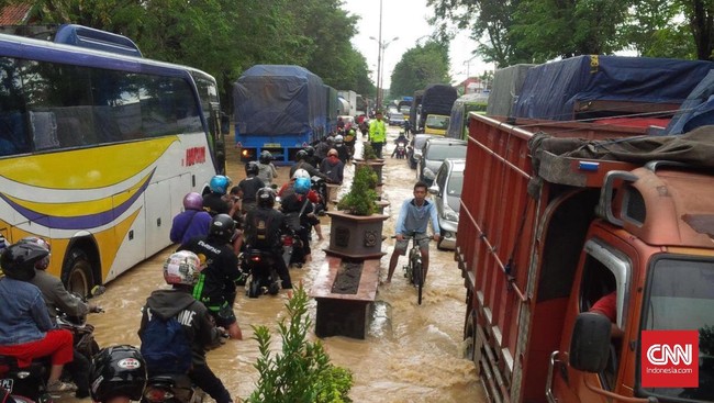 Banjir terjadi karena tanggul Sungai Blorong jebol. Hujan yang terjadi sejak kemarin membuat debit air sungai meningkat drastis.