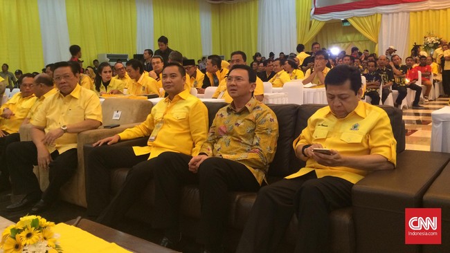 "Kamu ngerti enggak sih pilar demokrasi apa? Parpol. Bisa enggak kamu ubah undang-undang? Bisa enggak kamu calonin presiden kalau enggak ada parpol," ujar Ahok.