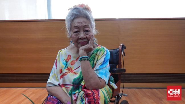 Bertepatan Hari Ayah Sedunia, Kartika membuat gambar wajah ayahnya, Affandi, di selembar kertas dengan pena.
