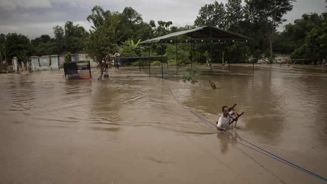 Hujan berhenti, sebagian pengungsi banjir di Solo dan Sukoharjo, Jawa Tengah, Senin (20/6), kembali dari tempat pengungsian menuju rumah masing-masing.