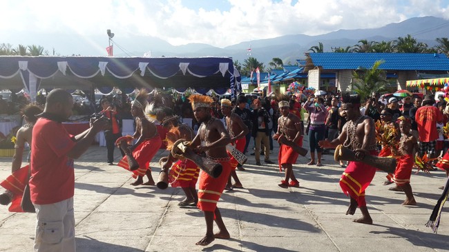 Salah satu tradisi yang sudah punah pada masyarakat Sentani, Papua adalah tato. Bagaimana karakteristik seni ini?