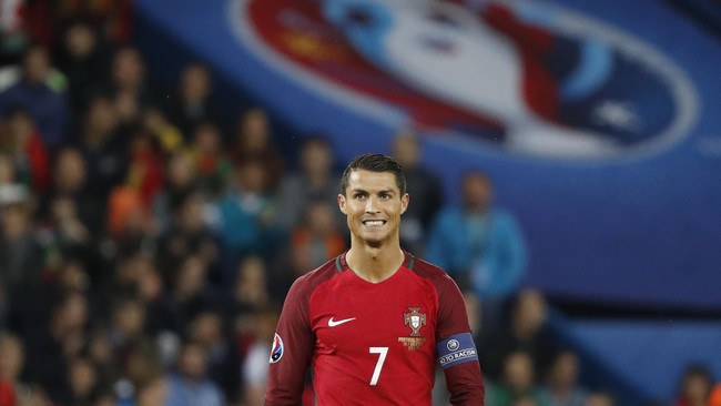 Pelatih tim nasional Portugal, Fernando Santos, yakin Cristiano Ronaldo masih bisa membela Selecao das Quinas hingga 10 tahun mendatang.