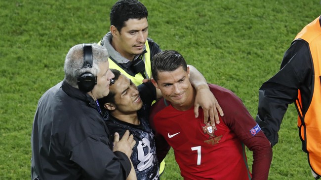 Memotret Ronaldo: Nasib Malang Sang Mega Bintang