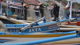 Kapal Terbalik Diterjang Gelombang
