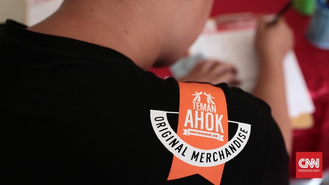 Teman Ahok berjualan cenderamata tidak menggunakan nama Ahok-Djarot. Ahok menegaskan, relawan pendukungnya itu tidak mencuri start kampanye.