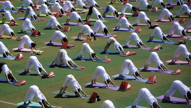 Yoga Hatta adalah olahraga yang direkomendasikan instruktur Yoga Deera Dewi untuk dilakukan saat berpuasa, dengan berfokus pada pose aman forward bend.