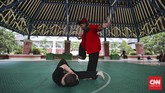 Maen Pukulan ala Betawi Silat atau maen pukulan adalah budaya asli Betawi yang mendapat pengaruh banyak budaya. Ada sekitar 317 aliran silat di wilayah Jakarta.