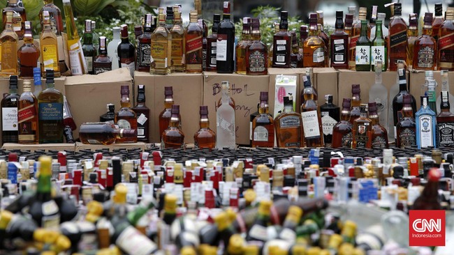 Polisi menemukan sekitar 84 ribu minuman keras berbagai merek di empat gudang di Pulau Buru, Maluku serta Tanjung Balai Karimun dan Batam, Kepulauan Riau.