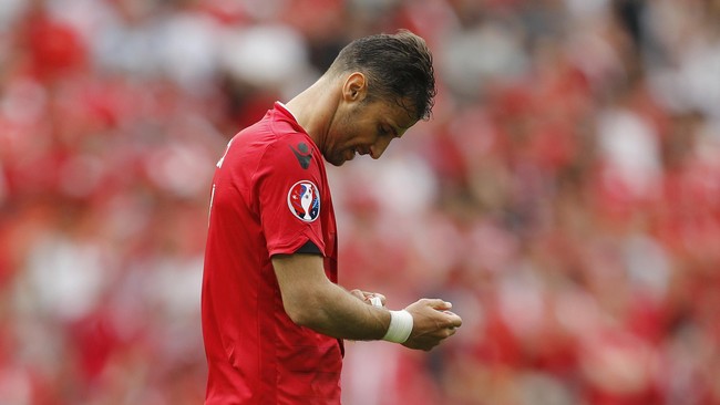 Meski memegang ban kapten, Lorik Cana harus bebesar hati tak bermain dari menit pertama dalam laga pamungkas Albania di Grup A Piala Eropa 2016.