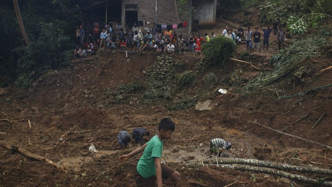 Banjir dan tanah longsor mengakibatkan rumah penduduk terendam dan membuat warga mengungsi. Penanganan masalah dilakukan oleh lintas instansi.