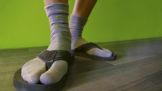 Lebih dekat dengan sandal jepit, yang biasa kamu pakai pada kegiatan santai. Cari tahu sejarahnya.