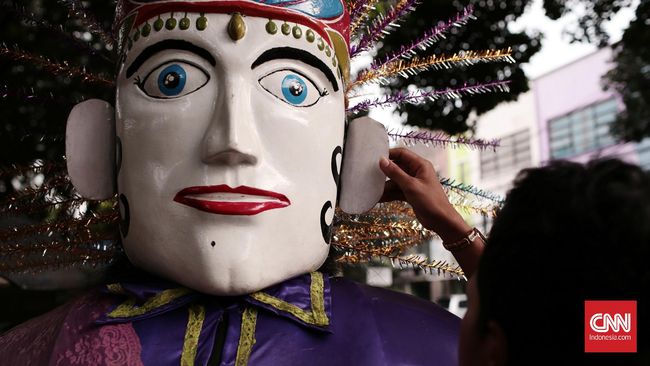 Ondel-ondel, ikon Suku Betawi, kini semakin tergerus modernisasi. Dulu jadi bagian dari seni eksklusif Betawi kini bertahan di jalanan.