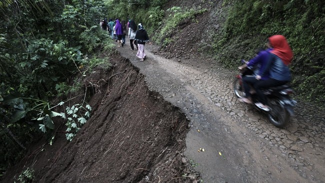 Masyarakat harus memahami tanda-tanda terjadinya longsor, antara lain munculnya mata air secara tiba-tiba dan aliran sungai yang berubah menjadi keruh.