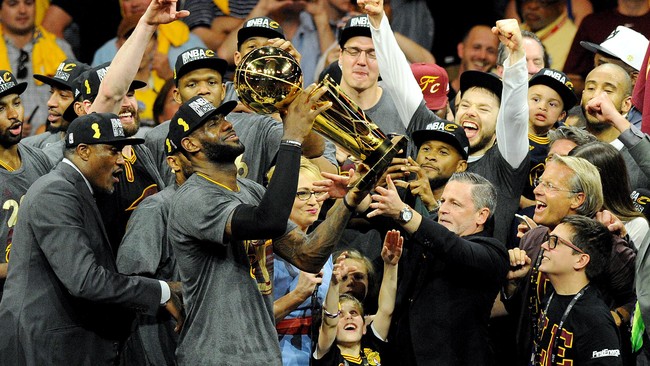 LeBron James pulang ke kampung halamannya di Akron, Cleveland, dengan sebuah cincin juara dan juga gelar pemain terbaik di final NBA.