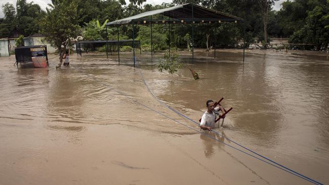 Sungai Bengawan Solo Siaga Banjir Sungai Bengawan Solo meluap setinggi 13,20 meter pada Sabtu (20/1). Antisipasi bencana banjir sedang dilakukan.