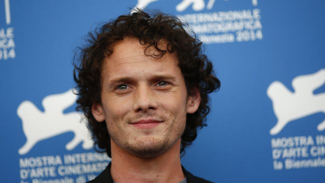 Anton Yelchin, pemeran Chekov, meninggal dalam kecelakaan mobil sebulan sebelum Star Trek Beyond tayang. Selanjutnya, ia takkan diganti.