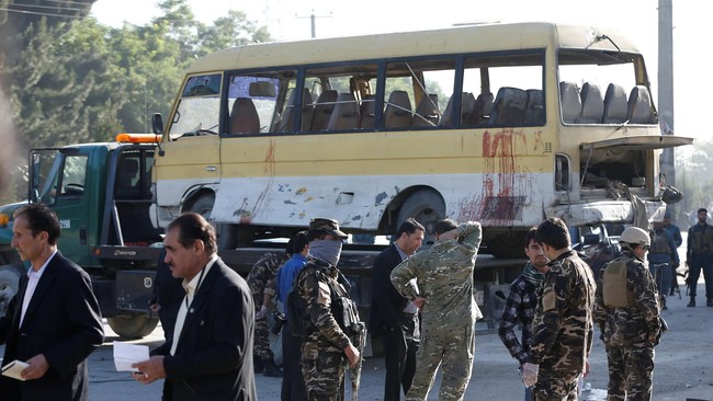 Ledakan terjadi di sebuah minibus di Kabul, Afghanistan, menewaskan 14 orang dan melukai delapan lainnya pada Senin pagi (20/6).