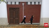 Maen Pukulan ala Betawi Silat atau maen pukulan adalah budaya asli Betawi yang mendapat pengaruh banyak budaya. Ada sekitar 317 aliran silat di wilayah Jakarta.