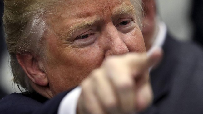 Seorang pria Inggris ditahan karena mencoba merebut pistol dari petugas kepolisian yang sedang menjaga jalannya acara kampanye Donald Trump untuk membunuhnya.