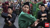 Maen Pukulan ala Betawi Silat atau maen pukulan adalah budaya asli Betawi yang mendapat pengaruh banyak budaya. Ada sekitar 317 aliran silat di wilayah Jakarta.