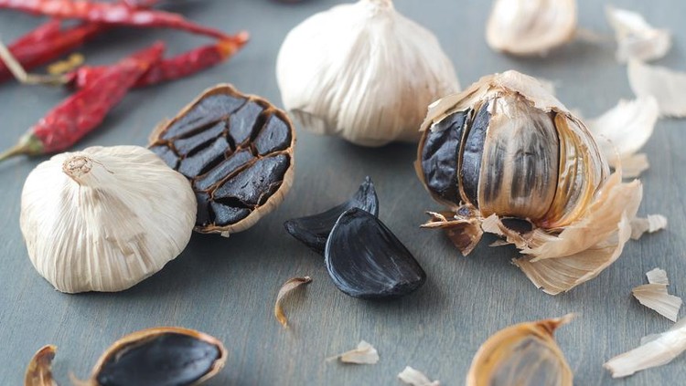 Bawang hitam selain bermanfaat untuk menambah cita rasa dalam masakan, juga punya manfaat kesehatan lho Bun. Apa aja sih manfaatnya? Cek yuk di artikel ini.