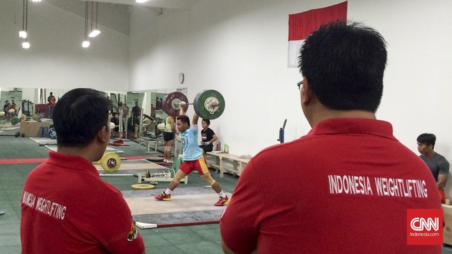Manajer angkat besi Indonesia, Alamsyah Wijaya, mengatakan makanan yang disediakan pihak penyelenggara tidak sesuai dengan lidah lifter Indonesia.