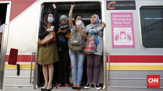 Kereta Commuter Indonesia melakukan penyesuaian sesuai aturan Pembatasan Sosial Berskala Besar (PSBB) yang diberlakukan di Jakarta.